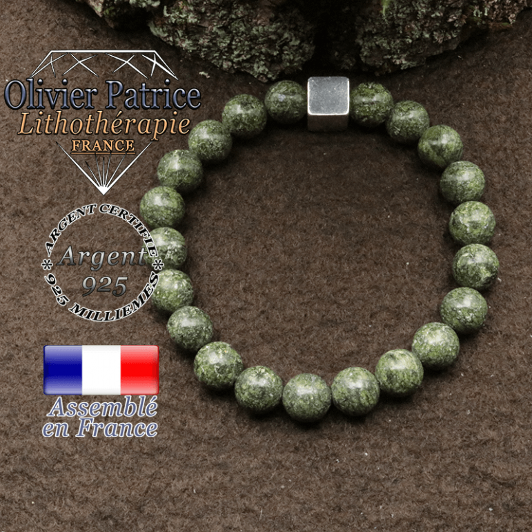 bracelet surmonte de son cube en argent 925 et en pierre naturelle serpentine