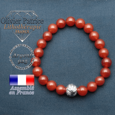 Bracelet surmonté de sa boule gravée de feuilles en argent 925 en pierre naturelle en cornaline