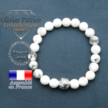 Bracelet surmonté de sa boule gravée de feuilles en argent 925 en pierre naturelle en howlite