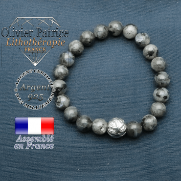 Bracelet surmonté de sa boule gravée de feuilles en argent 925 en pierre naturelle en larvikite