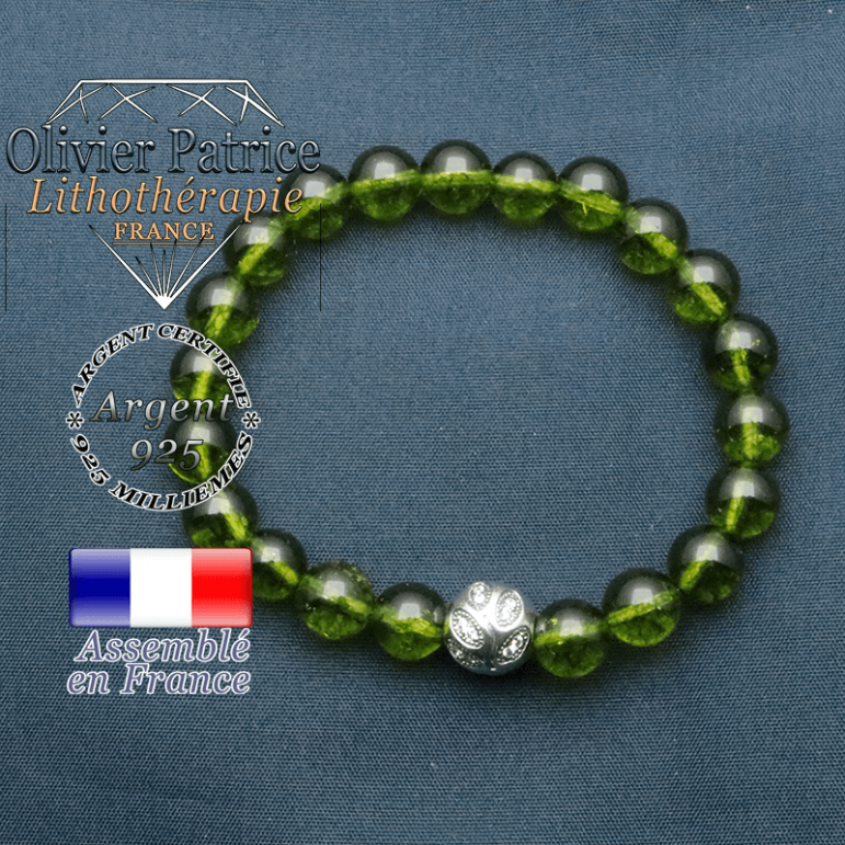 Bracelet surmonté de sa boule gravée de feuilles en argent 925 en pierre naturelle en peridot