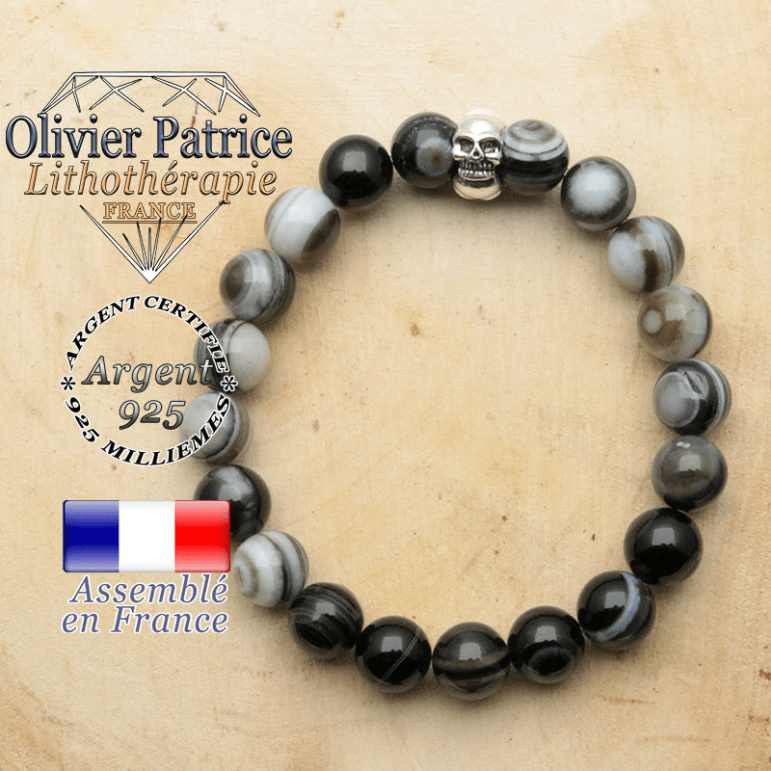 bracelet tete de mort avec sa pierre naturelle en sardonyx