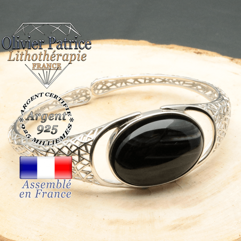 Bracelet jonc femme en forme de toile tissée d'araignée et monté avec une pierre naturelle de sardonyx