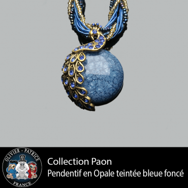 Pendentif paon opale bleue teintée et alliage