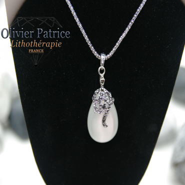 Pendentif opale orné de fleurs en alliage