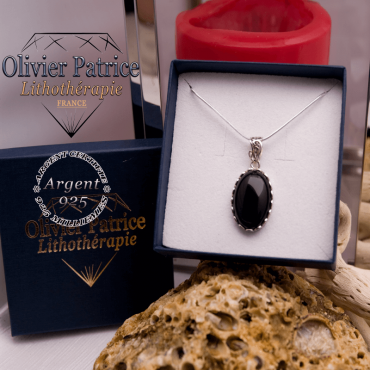 Pendentif médaillon en argent 925 et onyx vendu dans son écrin