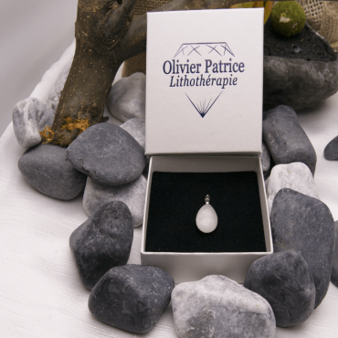 Pendentif cristal de roche en forme de goutte d'eau