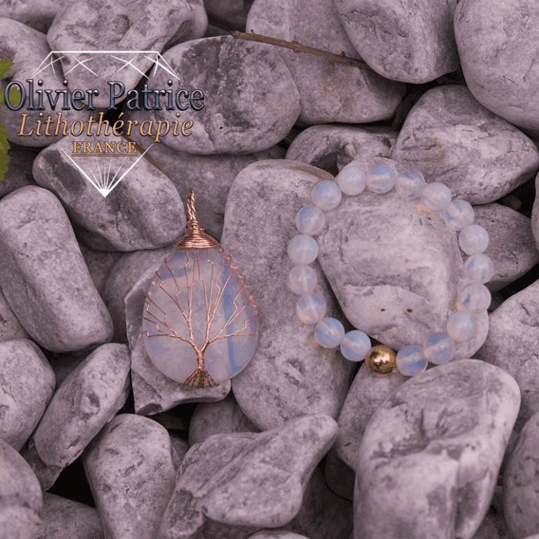 Bracelet opaline et son pendentif arbre de vie en alliage de cuivre
