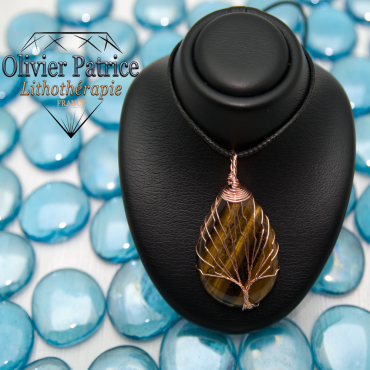 Arbre de vie cuivré sur pierre naturelle goutte d'eau