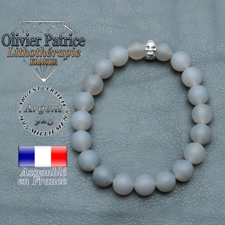 bracelet homme en pierre naturelle agate grise opaque de 10mm et sa tete de mort en argent 925 de 10mm