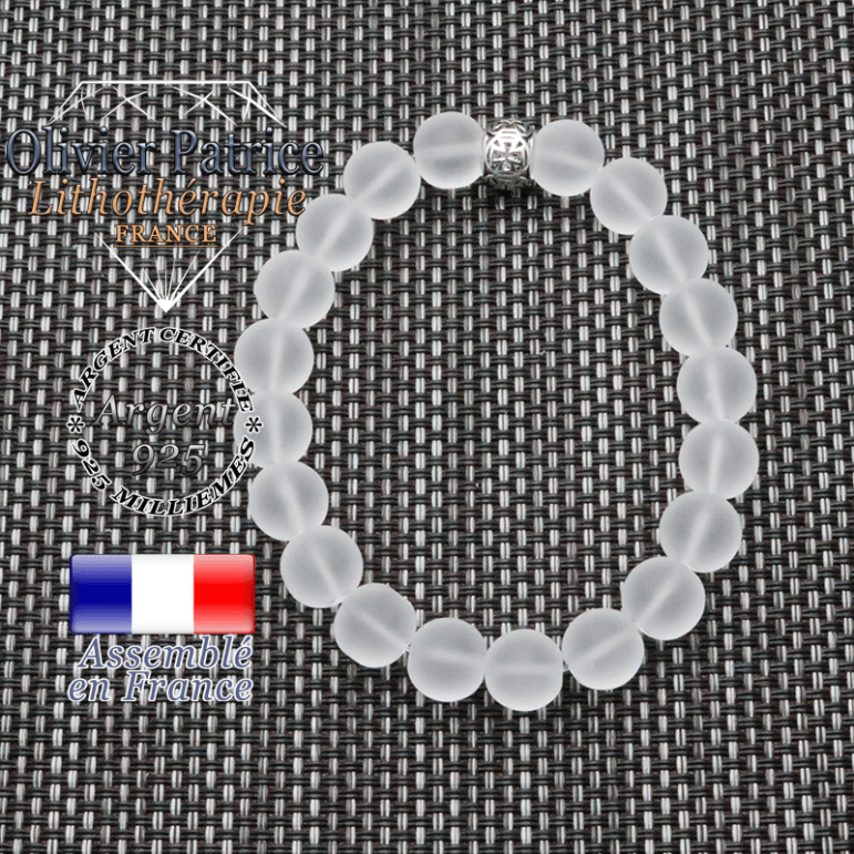 bracelet homme en pierre naturelle en cristal de roche opaque de 10mm et sa tete de mort en argent 925 de 10mm